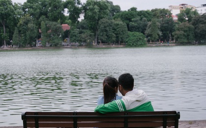 Hà Nội mấy hôm nay: Người ta cũng chỉ chờ lạnh để ôm nhau thôi ấy mà