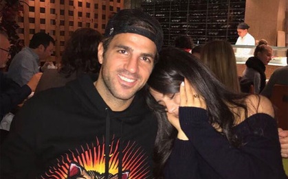 Fabregas thân mật như "tình nhân" với con riêng của bạn gái
