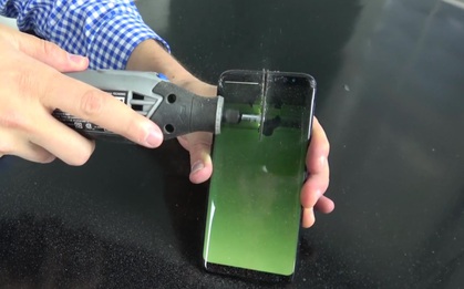 Đem siêu phẩm Galaxy S8 ra tra tấn dã man và cái kết không thể tin được