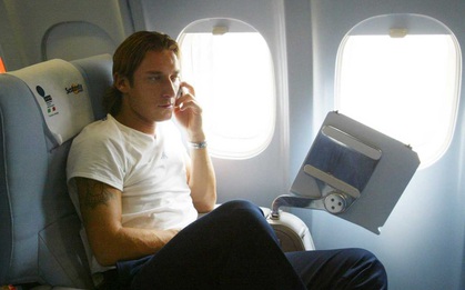 Vì sao chúng ta nên tắt điện thoại khi lên máy bay?