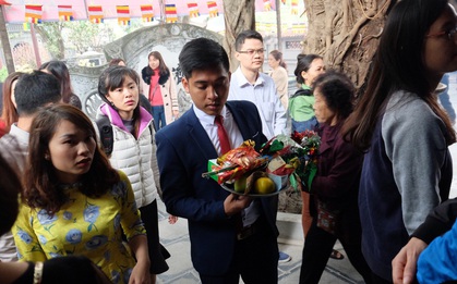 Hà Nội: Dân công sở “trốn việc” đi lễ chùa trong ngày làm việc đầu tiên