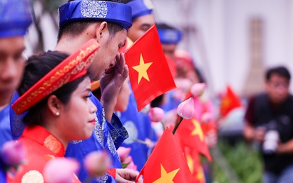 Chú rể bật khóc vì hạnh phúc trong Lễ cưới tập thể của 100 đôi uyên ương ở Sài Gòn