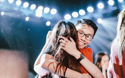 Những cái ôm trong mưa của teen Ams trong đêm hội chia tay đầy cảm xúc