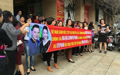 Hà Nội: Khách trưng ảnh vợ chồng Hoa hậu Jennifer Phạm đòi đối thoại sau khi phòng tập gym đột ngột đóng cửa