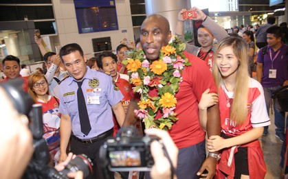Fan nữ Việt Nam ôm chặt huyền thoại Arsenal ở sân bay Tân Sơn Nhất