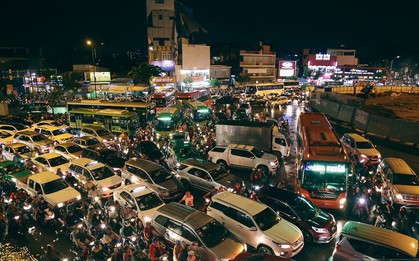 Sài Gòn mưa lớn trước bão số 14, cửa ngõ sân bay Tân Sơn Nhất kẹt xe kinh hoàng