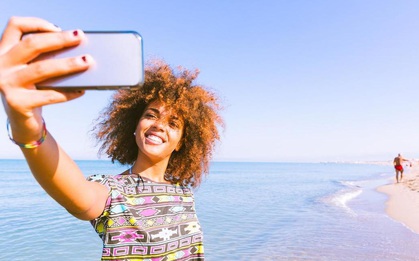 Vì sao phái yếu thích chụp ảnh selfie từ trên xuống, còn phái mạnh thích chụp từ dưới lên?
