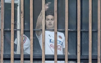 James Rodriguez giơ ngón tay thối về phía phóng viên