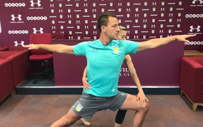 Terry chăm chỉ tập yoga với cô giáo xinh đẹp
