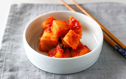 Thay vì cải thảo, hãy thử làm mới món kim chi với củ cải xem nhé!