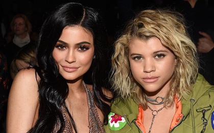Kylie Jenner làm "banh" cả show diễn của Jeremy Scott, người người lũ lượt bỏ về