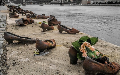 Nhìn thấy hơn 60 đôi giày bên dòng sông Danube ở Hungary, nhiều người bật khóc khi biết câu chuyện ám ảnh phía sau