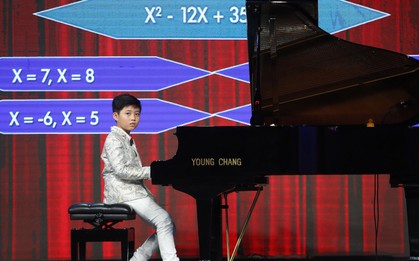 Cậu bé 9 tuổi gây ngạc nhiên khi vừa chơi piano vừa giải toán lớp 10!