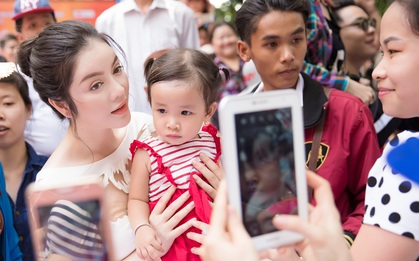 Lý Nhã Kỳ đẹp nền nã, được người hâm mộ vây kín trong sự kiện