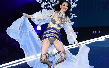 Cú ngã của siêu mẫu Ming Xi tại sàn diễn Victoria's Secret đau đớn và đáng sợ thế nào