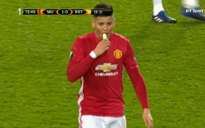 Sao Man Utd bị kiểm tra doping ngay sau khi ăn trái chuối từ tay HLV Mourinho