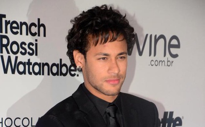 Neymar khoe mái tóc mới bồng bềnh lãng tử