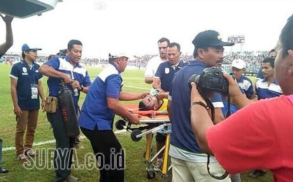 Sốc: Thủ môn Indonesia thiệt mạng sau pha va chạm kinh hoàng với đồng đội