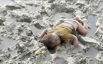 Bức ảnh em bé tị nạn Myanmar nằm úp mặt trên vũng bùn gây rúng động thế giới