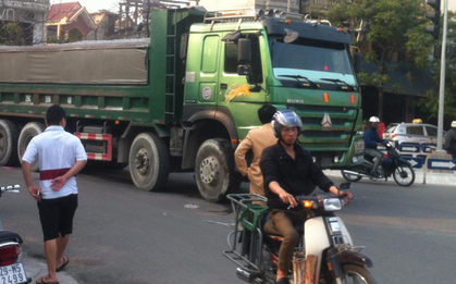 Hà Nội: Người phụ nữ gánh rau bán rong tử vong dưới bánh xe tải
