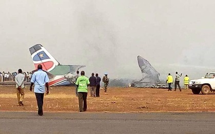 NÓNG: Máy bay chở 44 người gặp tai nạn vỡ tan tành và bốc cháy dữ dội