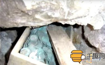Tường nhà nứt toác vì quá cũ, để lộ hòm tiền chưa từng được biết đến