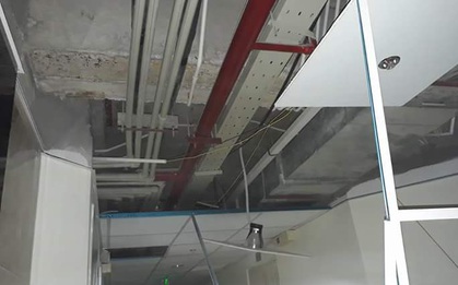 Sau giông lốc lớn ở Hà Nội, nhiều mảng trần chung cư bị văng xuống đất