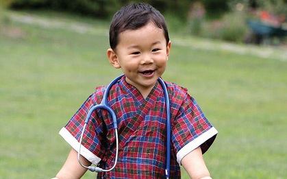 Hóa thân thành bác sĩ, hoàng tử nhí Bhutan “đốn tim” cư dân mạng