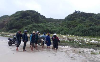 Thi thể người đàn ông mất đầu trôi dạt vào bãi biển trong cơn bão số 4