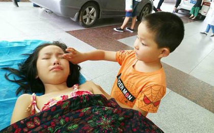 Một mình đưa chị gái vào bệnh viện, cậu bé 7 tuổi đã nói một câu khiến nhiều người rơi nước mắt