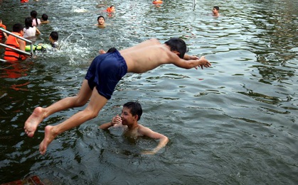 Hà Nội: Người dân góp tiền cải tạo ao làng ô nhiễm thành "bể bơi khổng lồ" miễn phí cho trẻ nhỏ