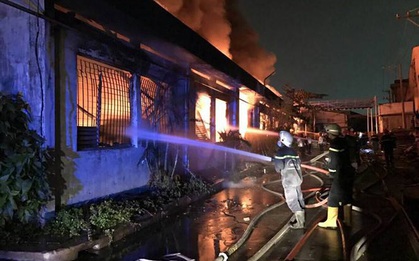 TP. HCM: Hàng trăm chiến sĩ PCCC nỗ lực dập lửa tại công ty Dệt may ở quận Bình Tân