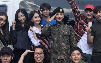 2 người tình màn ảnh và tình cũ cùng ở trong quân ngũ, nhưng Yoona chỉ đến thăm duy nhất 1 người