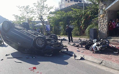 Ô tô "điên" lật ngửa sau khi húc hàng loạt xe máy