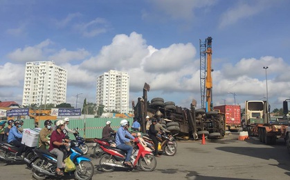 Xe cẩu đang thi công lật nhào đè trúng xe múc, tài xế mắc kẹt kêu cứu