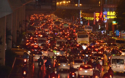 Hà Nội: Tắc đường kinh hoàng giờ tan tầm sau mưa lớn, di chuyển 3km cũng mất tới 1 tiếng đồng hồ!
