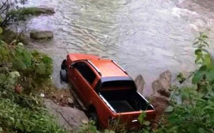 Phát hiện người đàn ông chết dưới suối gần chiếc ô tô bán tải