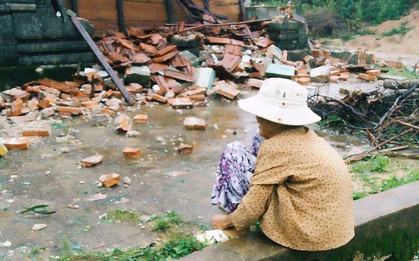 Bức ảnh khiến nhiều người xót xa: Cụ bà neo đơn ngồi thất thần trước căn nhà bị đổ sập ở Phú Yên sau cơn bão số 12