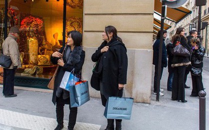 40 du khách Trung Quốc bị cướp xịt hơi cay tại Paris