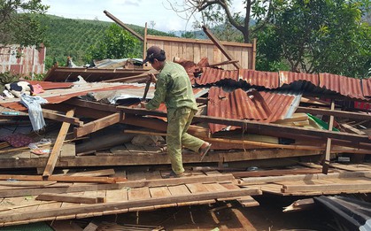 Bão số 12: Ám ảnh khoảnh khắc ôm con chạy khỏi ngôi nhà sắp sập