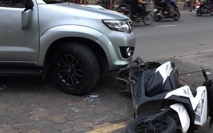 TP.HCM: Sau va chạm giao thông, nhóm thanh niên cầm hung khí đuổi chém ô tô kinh hoàng trên đường phố