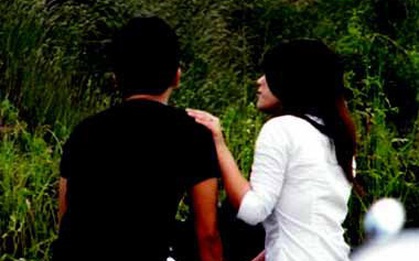 Ngồi trên xe máy tâm sự cùng người yêu, nam thanh niên bị kề dao cướp tài sản