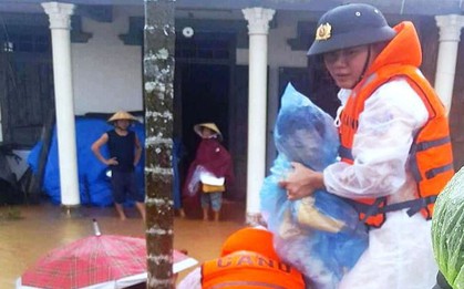Công an vượt lũ, đưa cháu bé bệnh nặng đi cấp cứu