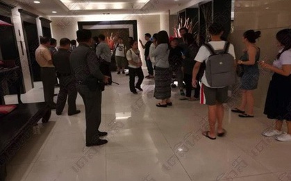 Khách Trung Quốc chen lấn tới mức thang máy đứt dây