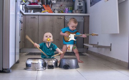 Cặp sinh đôi cực dễ thương trong những bức ảnh không "đụng hàng"