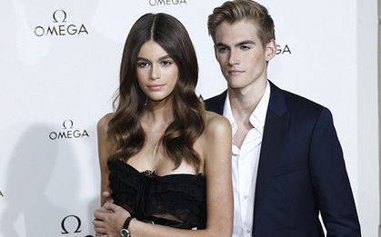Hai con nhà Cindy Crawford đẹp hoàn hảo như công chúa, hoàng tử tại sự kiện