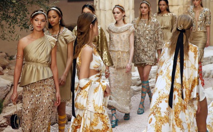 Hết đưa người xem lên vũ trụ, Chanel lại biến runway thành Hy Lạp cổ đại