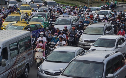 Cửa ngõ sân bay Tân Sơn Nhất hỗn loạn vì sự cố giao thông