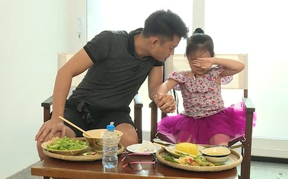 Các bé gái "Bố ơi! Mình đi đâu thế?" sốc khi bị "nhốt" trong phòng kín 3 giờ đồng hồ liên tục