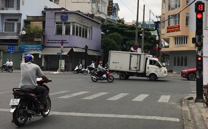Một mình lưu thông, nhưng vẫn dừng đèn đỏ